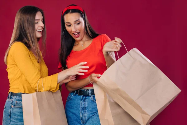 Duas Mulheres Carregam Sacos Compras Grandes Vendas Sexta Feira Preta — Fotografia de Stock