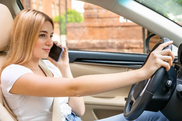 Wanita Muda Duduk Mobilnya Dan Berbicara Telepon — Stok Foto