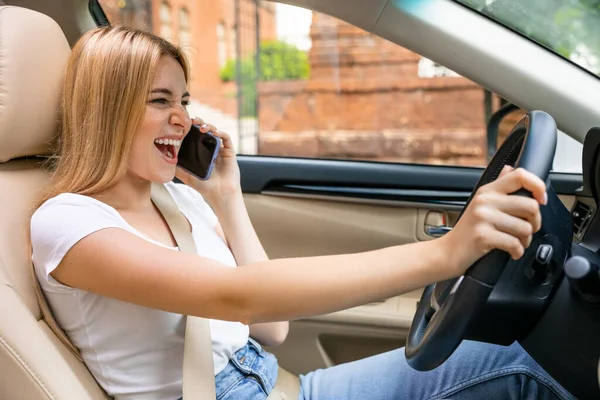 Tampilan Samping Wanita Tersenyum Mengemudi Mobil Dan Berbicara Smartphone — Stok Foto