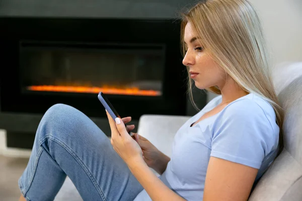 Retrato Uma Mulher Bonita Usando Seu Smartphone Sala Estar Enquanto — Fotografia de Stock