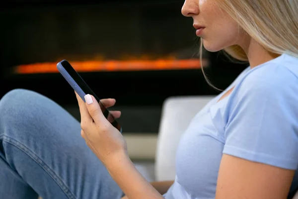 Vista Lateral Una Mujer Bastante Joven Usando Teléfono Móvil Mientras — Foto de Stock