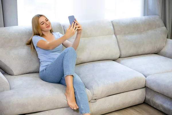 Chica Alegre Jeans Una Camiseta Ropa Casa Hace Una Selfie —  Fotos de Stock