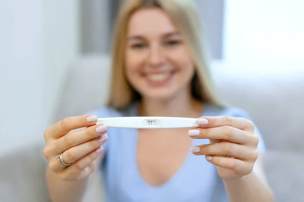 Opgewonden Jonge Mooie Vrouw Zitten Bed Kreeg Een Positieve Zwangerschapstest — Stockfoto