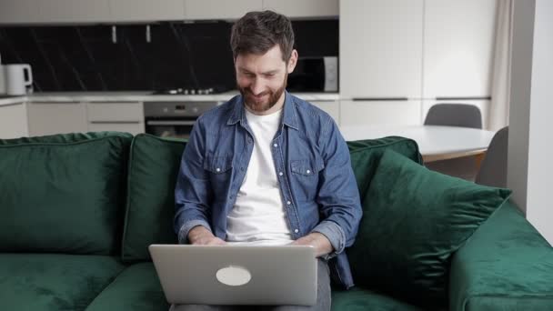 Przystojny Dojrzały Mężczyzna Korzystający Laptopa Podczas Relaksu Kanapie Domu — Wideo stockowe