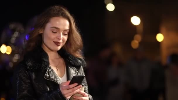 Jovem Atraente Com Smartphone Uma Xícara Café Suas Mãos Livre — Vídeo de Stock