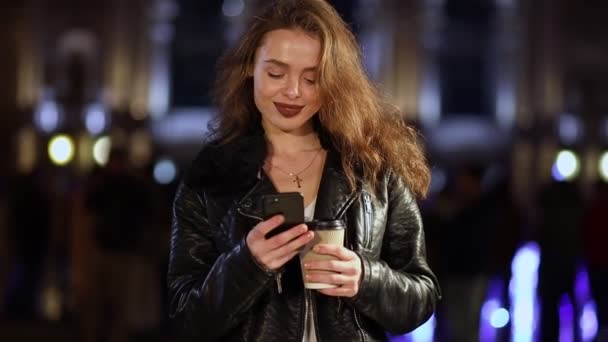 Молода Щаслива Жінка Спілкується Мобільному Телефоні Зачісує Волосся Теплим Чаєм — стокове відео