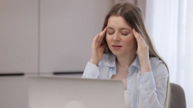 Aşırı çalışan kadın işkolikler modern ofiste bilgisayar kullanarak çalışma masasında otururlar, son teslim tarihi üzerinde çalışırlar, yorgun hisseden acil bir proje, baş ağrısı, migren ağrısı