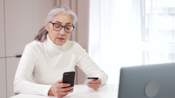 Pewna Siebie Starsza Pani Posiadaniu Karty Emerytalnej Smartfona Dokonywanie Zakupów — Wideo stockowe