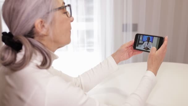 Üst Düzey Kadın Akıllı Telefon Kullanıyor Doktorla Görüntülü Görüşme Yapıyor — Stok video