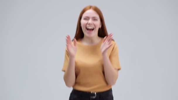 Překvapeně Vzrušená Šťastná Žena Dlouhými Vlasy Poskakujícími Nadšenými Výrazy Obličeje — Stock video