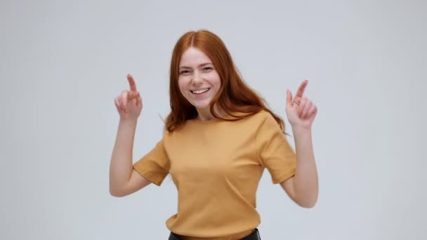 Divertida Mujer Inusual Con Pelo Rojo Divertirse Sonreír Bailar Estudio — Vídeo de stock