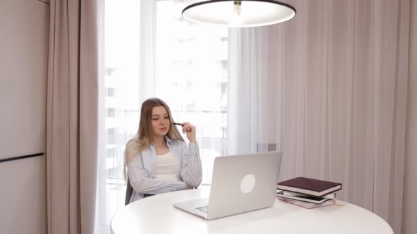 Pensive Woman Sitting Table Room Laptop Serious Business Girl Holding — Stockvideo