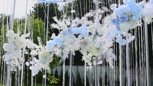 Arc Mariage Décoré Fleurs Blanches Bleues Déplaçant Sur Vent Extérieur — Video