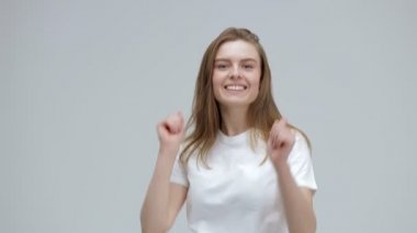 Oldukça neşeli bir etnik kadın da benzer bir jest yapar, parmağını kaldırır ve hoş bir şeyin kıymetini bilir, gri bir stüdyo duvarının arka planında geniş bir gülümsemeyle durur. Bunu gerçekten tavsiye ederim.