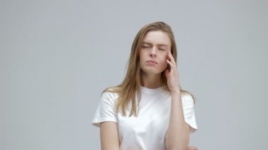 Mutlu ilham veren kız, meditasyon yapan pozitif bir ifadeyle düşünür, büyük bir fikre uydurulmuş bir çözümle parmağını kaldırır, cevabı bilir, zekice bir plan, yaratıcı bir düşünce.