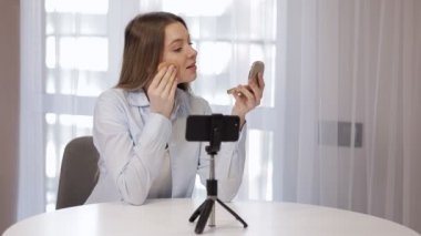 Genç bir blogcu video aramasından önce son hazırlıklarını yapar ya da aboneleri için video çeker