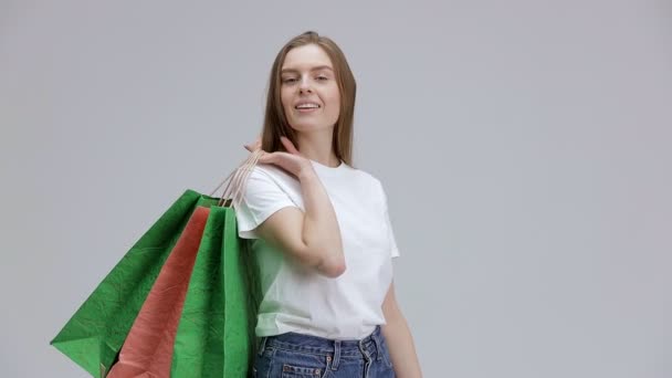 Feliz Sorrindo Bela Mulher Shirt Branca Inclina Ombro Com Sacos — Vídeo de Stock