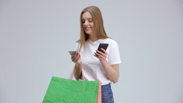 Mulher Sorridente Alegre Segura Sacos Após Fazer Compras Continua Comprando — Vídeo de Stock