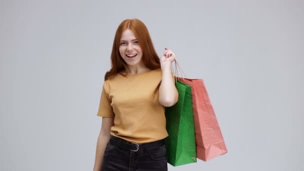 Jovem Feliz Mostrando Seus Sacos Compras Coloridos Sentindo Feliz Alegre — Vídeo de Stock