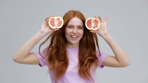 Mujer Joven Sonriente Con Una Camiseta Belleza Natural Sin Maquillaje — Vídeo de stock