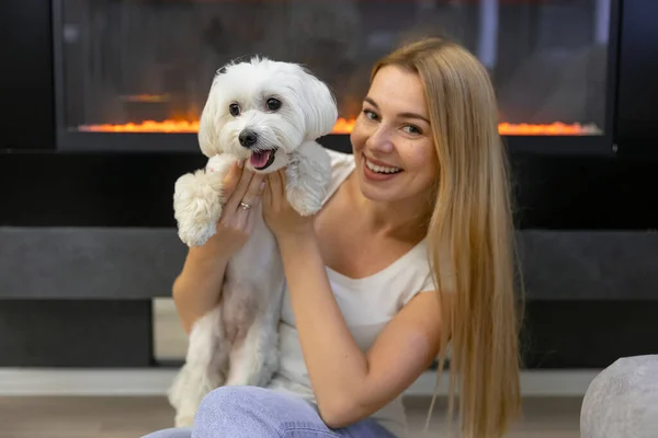 Loving Hostess Smiles Holds Fluffy Dog Her Arms Living Room — Stock Photo, Image