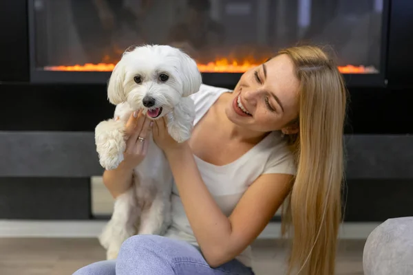 Happy Young Woman Clutching Her Dog Her Arms Happy Young — Stock Photo, Image