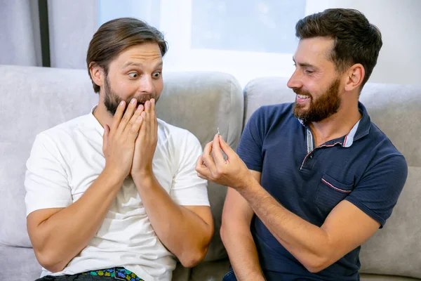 Die Emotion Eines Mannes Schock Und Freude Sind Eine Überraschung — Stockfoto