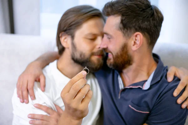 Junge Schwule Paare Machen Hause Einen Heiratsantrag Lgbt Männer Mit — Stockfoto