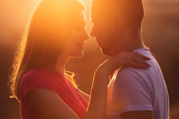 Ζευγάρι Στο Ηλιοβασίλεμα Έχουν Ρομαντικό Φιλί Την Καλοκαιρινή Μέρα — Φωτογραφία Αρχείου