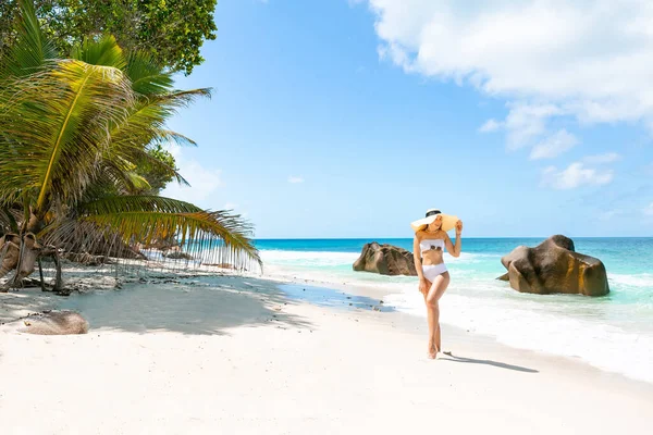 Slender Woman Wearing Beach Hat Tropical Beach Seychelles Vacation Summer — 图库照片