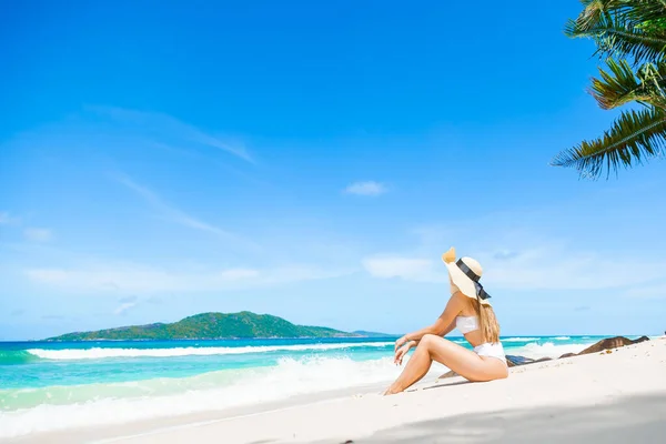 Summer Vacation Fashion Concept Sunbathing Woman Sun Hat Beach White — Stockfoto