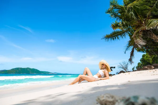 Young Beautiful Woman Wearing White Swimsuit Straw Hat Sitting Palm — Stockfoto