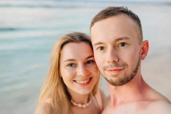 Belo Casal Apaixonado Fazendo Auto Uma Praia Tropical Aproveite Férias — Fotografia de Stock