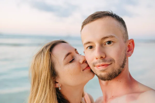 Couple Taking Selfie Beach Girl Kisses Her Boyfriend — Stock Photo, Image