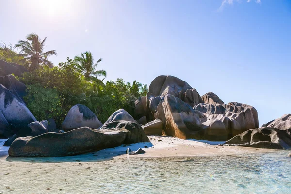 塞舌尔岛上的花岗岩岩石海滩 Digue — 图库照片