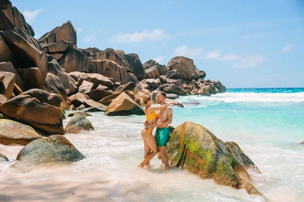 Felice Romantica Giovane Coppia Posa Sulla Spiaggia Oceano Blu Seychelles — Foto Stock