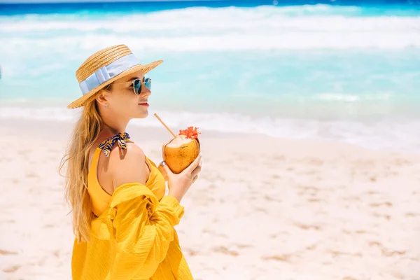 Young Woman Sunglasses Straw Hat Relaxing Paradise Beach Coconut Happy — Fotografia de Stock