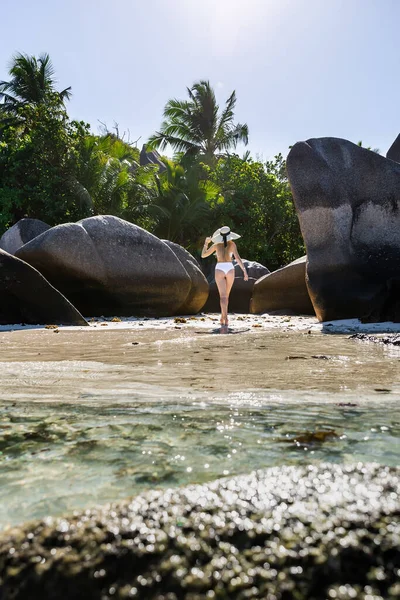 Back View Attractive Slender Woman Beach Giant Rocks Seychelles — 图库照片