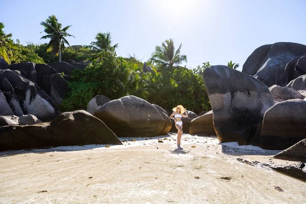 Stunning Tropical Beach Coco Island Seychelles Giant Granite Cliffs Beaches — Fotografia de Stock