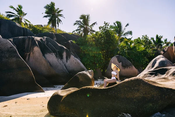Giovane Bella Donna Sulla Spiaggia Grande Cappello Contro Grandi Rocce — Foto Stock