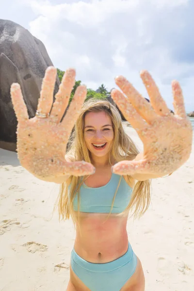 Mulher Muito Jovem Esbelta Com Pele Bronzeada Brincando Com Areia — Fotografia de Stock