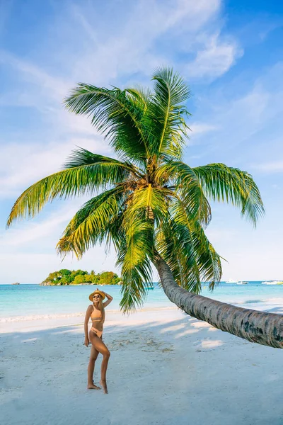 Vrouw Geniet Van Een Tropisch Strand Seychellen Blauwe Lucht Zonnige — Stockfoto