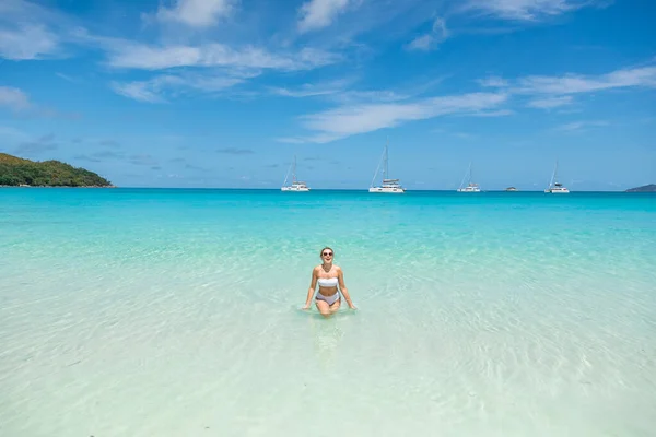 在马尔代夫或迈阿密海滩的海里散步的纤细女人 暑假及远洋旅行 — 图库照片