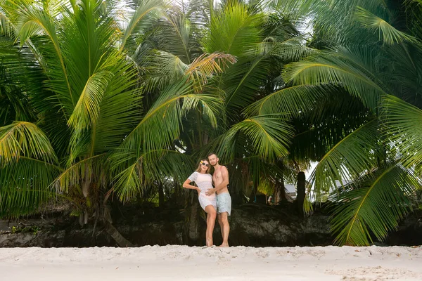 一对浪漫的夫妇在热带地区的海滨度假胜地摆姿势 奢侈品一起旅行 塞舌尔 — 图库照片