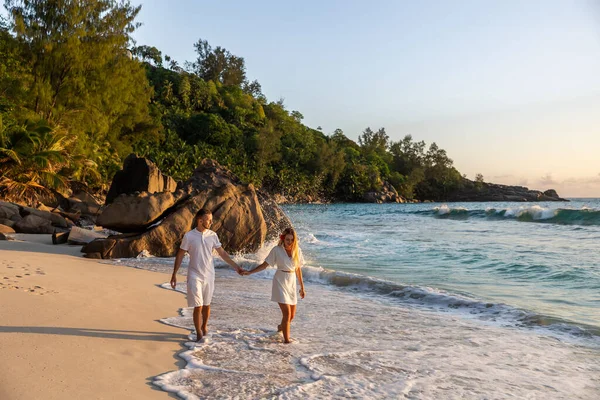 快乐浪漫的情侣欣赏美丽的落日漫步海滩 旅行假期退休生活方式概念 — 图库照片
