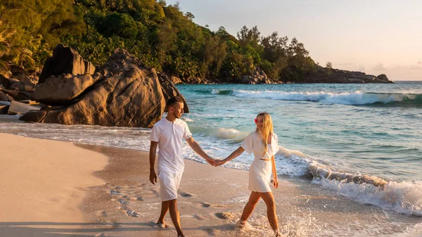 新婚夫妇牵着手旅行 夏天沿着美丽的白色沙滩在热带海滩上散步 — 图库照片