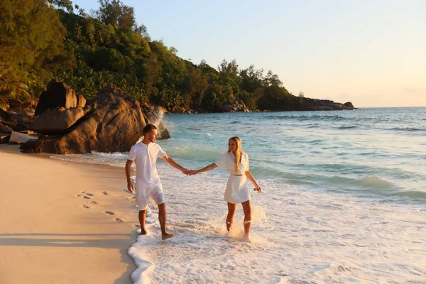海滨夫妇在浪漫的旅行中散步蜜月暑假浪漫 年轻的快乐的情人 男女牵着手 — 图库照片