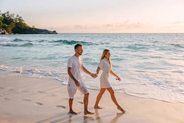 Glada Unga Par Promenader Havet Stranden Maldiverna — Stockfoto