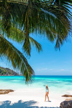 Karayipler plajı lüks yaz tatili kadını kusursuz beyaz kum turizm beldesinde yürüyor..