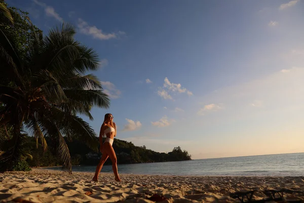 在棕榈树下海滩上的年轻女子 Praslin Seychelles — 图库照片
